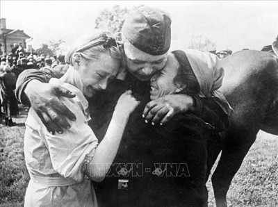 Đoàn tụ sau Ngày chiến thắng, tháng 5/1945. Ảnh: Tư liệu quốc tế/TTXVN phát