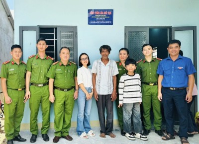 Bàn giao nhà cho hộ gia đình thanh niên đang thực hiện nghĩa vụ quân sự tại huyện Đồng Xuân