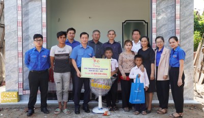 Bàn giao công trình “Ngôi nhà Kế hoạch nhỏ” và hoạt động giúp đỡ các hộ gia đình khó khăn tại huyện Đồng Xuân