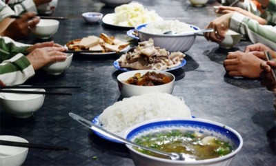 Một bữa cơm của phạm nhân.