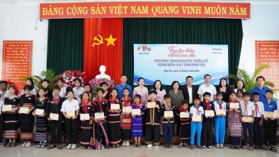Trao 75 suất học bổng Vừ A Dính và CLB Vì Hoàng Sa - Trường Sa thân yêu