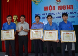 Đ/c Phan Xuân Hạnh - Phó Bí thư Tỉnh Đoàn trao bằng khen cho các tập thể và cá nhân có thành tích xuất sắc trong công tác Đoàn và phong trào thanh niên năm 2015