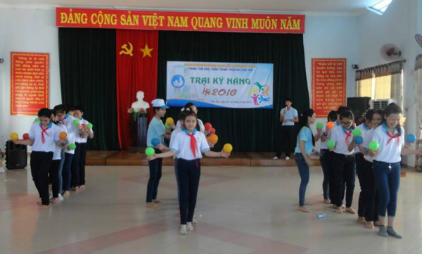 Các em thiếu nhi tham gia các trò chơi vận động tập thể.