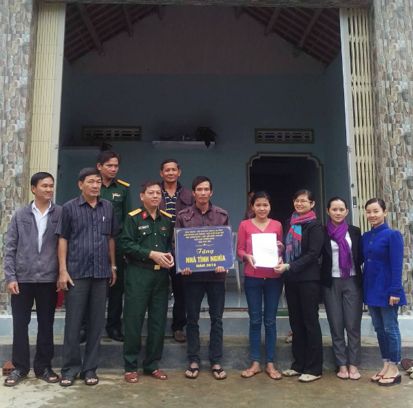 Lãnh đạo các đơn vị bàn giao “Nhà tình nghĩa” cho gia đình anh Nguyễn Văn Xâm.