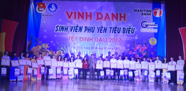 Lãnh đạo tỉnh trao bằng khen cho các sinh viên tiêu biểu.