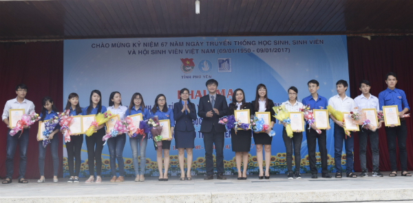 Ban Tổ chức trao danh hiệu “Sinh viên 5 tốt” cấp tỉnh năm học 2015 - 2016 cho các cá nhân.