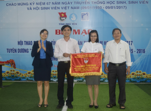 Chị Lê Thị Thanh Bích - Phó Bí thư Tỉnh Đoàn trao giải toàn đoàn cho Đoàn - Hội Trường ĐH Phú Yên.