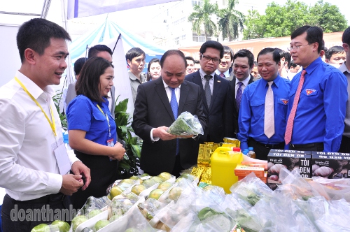 Đồng chí Nguyễn Xuân Phúc - Ủy viên Bộ Chính trị, Thủ tướng Chính phủ và các đồng chí trong Ban Bí thư Trung ương Đoàn thăm gian hàng trưng bày của Trung tâm Hỗ trợ Thanh niên Nông thôn Trung ương Đoàn tại Ngày hội thanh niên khởi nghiệp