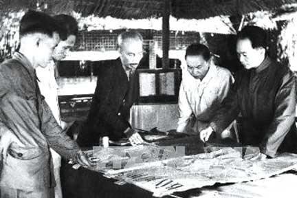 Chủ tịch Hồ Chí Minh cùng Đại tướng Võ Nguyên Giáp và Quân ủy Trung ương chỉ huy chiến dịch Điện Biên Phủ (tháng 5/1954).