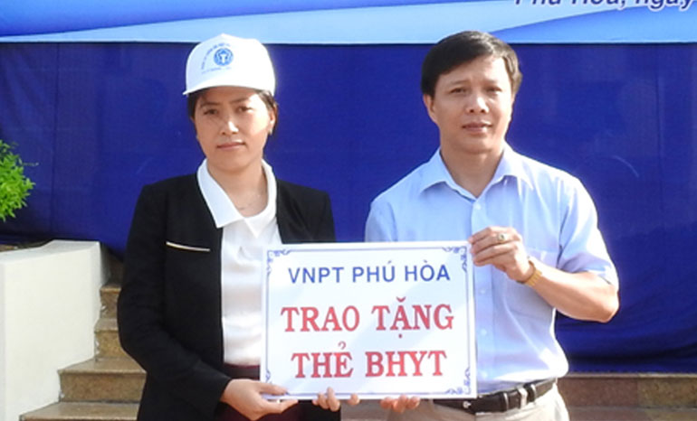 Trao biểu trưng thẻ BHYT cho đại diện Trường tiểu học Hòa Hội.