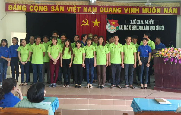 Các thành viên trong Câu lạc bộ “Biển xanh - làm sạch bờ biển”.