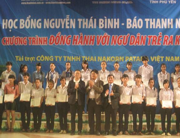 Lãnh đạo tỉnh cùng lãnh đạo Báo Thanh niên, nhà tài trợ trao học bổng cho các em học sinh, sinh viên