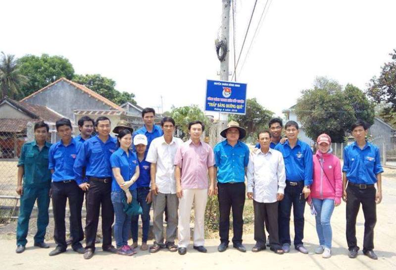 Huyện Đoàn Sông Hinh bàn giao công trinh thanh niên "Thắp sáng đường quê" cho địa phương thôn Chí Thán, xã Đức Bình Đông