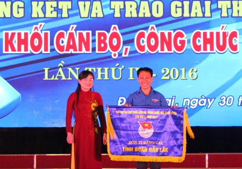 đc Bùi Thị Bích Thủy Bí thư Tỉnh đoàn Đồng Nai trao cờ đăng cai hội thi năm 2017 cho đại diện Tỉnh đoàn Đăk Lăk