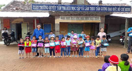 Tặng quà cho học sinh vượt khó tại một số địa phương thuộc huyện Tuy An.