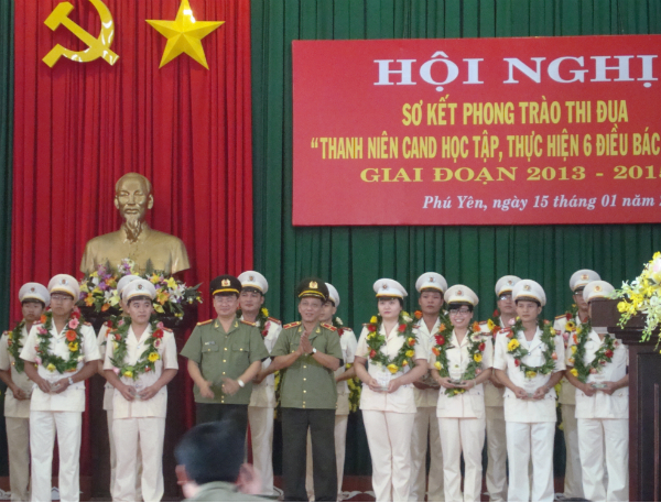 Tuyên dương các cá nhân có thành tích xuất sắc trong phong trào thi đua “Thanh niên CAND học tập, thực hiện 6 điều Bác Hồ dạy” giai đoạn 2013 -2015