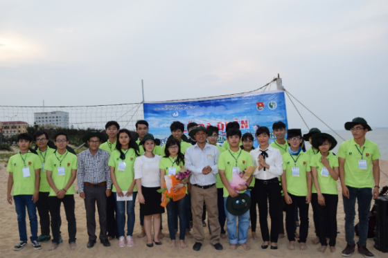 Ra mắt Đội hình Thanh niên tình nguyện giữ gìn bãi biển Tuy Hòa xanh - sạch - đẹp.