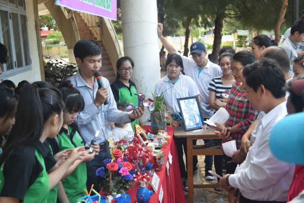 Khu trưng bày các sản phẩm tái chế làm từ các vật liệu phế thải.