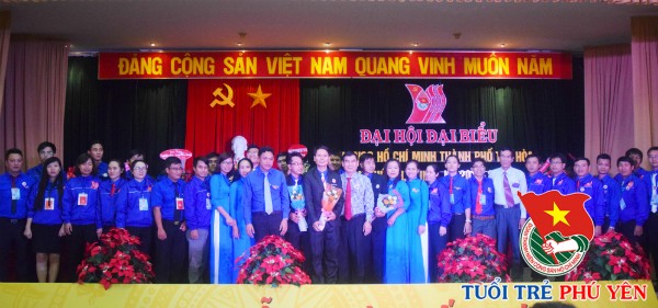 Lãnh đạo Thành ủy Tuy Hòa và Tỉnh Đoàn tặng hoa chúc mừng Ban Chấp hành Thành Đoàn Tuy Hòa khóa mới.