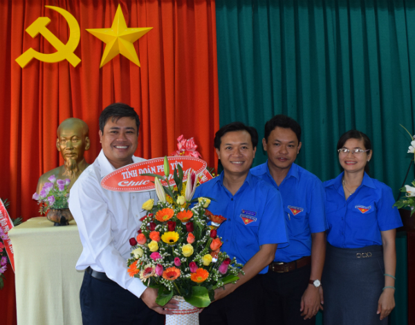 Thường trực Tỉnh Đoàn tặng hoa chúc mừng đồng chí Nguyễn Khánh Minh (áo trắng).