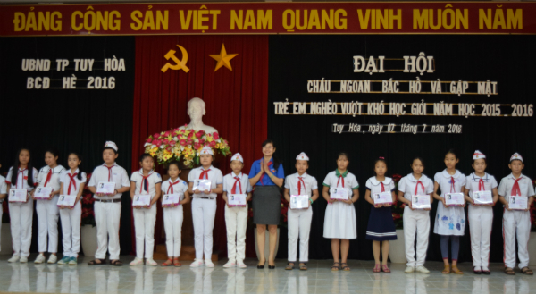 Chị Lê Thị Thanh Bích - Phó Bí thư Tỉnh Đoàn, Chủ tịch Hội đồng Đội tỉnh tuyên dương, khen thưởng các em đội viên tiêu biểu, xuất sắc trong năm học qua.