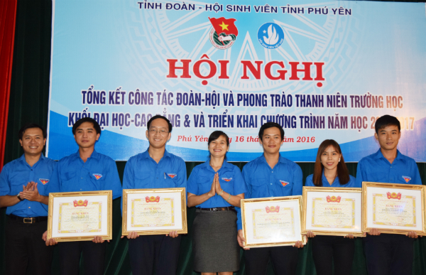 Đ/c Bùi Thanh Toàn - Bí thư Tỉnh Đoàn, Chủ tịch Hội Sinh viên Việt Nam tỉnh và Đ/c Lê Thị Thanh Bích - Phó Bí thư Tỉnh Đoàn trao bằng khen cho các tập thể có thành tích xuất sắc trong công tác Đoàn - Hội và phong trào thanh niên trường học k