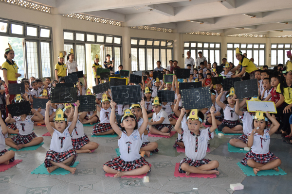 Các cháu thiếu nhi tranh tài sôi nỗi tại Hội thi.