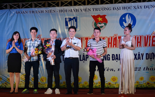 Chị Lê Thị Thanh Bích - Phó Bí thư Tỉnh Đoàn đến dự và trao giải cho các thí sinh xuất sắc.