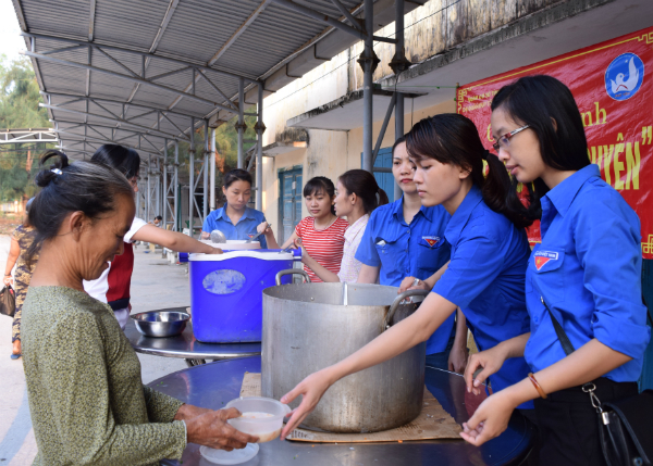 ĐVTN Đoàn cơ sở Tỉnh Đoàn phát cháo miễn phí cho người nhà bệnh nhân đang điều trị tại Bệnh viện Sản nhi tỉnh Phú Yên.