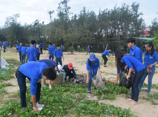 ĐVTN thu gom rác thải quanh khu vực bờ biển thành phố Tuy Hòa.