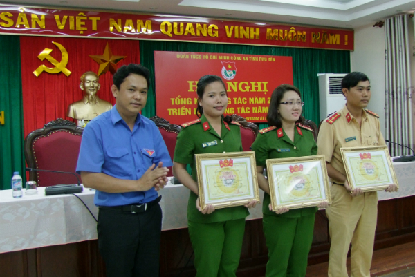 Đ/c Phan Xuân Hạnh - Phó Bí thư Thường trực Tỉnh Đoàn trao bằng khen cho các tập thể, cá nhân.