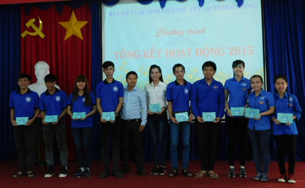Ban liên lạc Sinh viên Phú Yên tại TP.Nha Trang trao giấy chứng nhận của Hội sinh viên tỉnh Phú Yên cho các sinh viên đã tham gia chương trình “Tiếp sức mùa thi 2015”