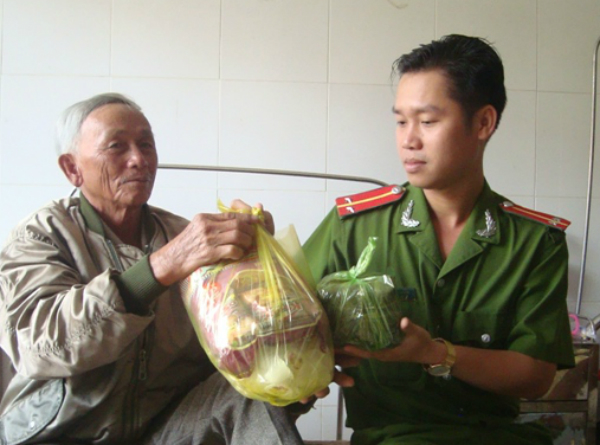 Trao bành trưng cho bệnh nhân nghèo đang điều trị tại Bệnh viện Đa khoa huyện Sơn Hòa