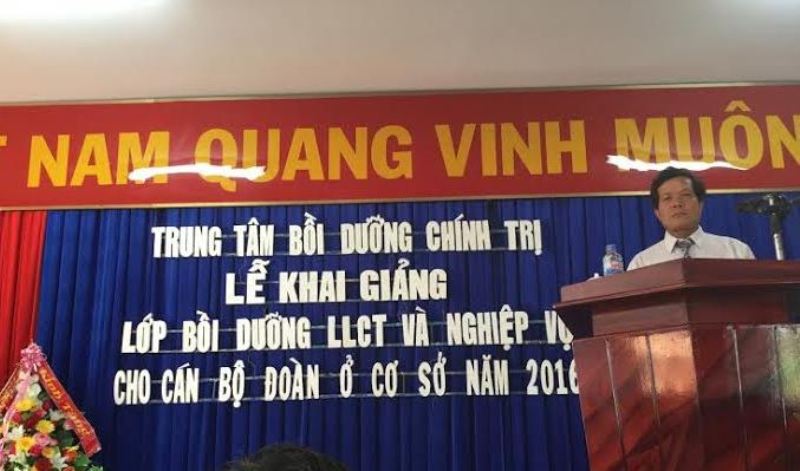 Giáo viên đang truyền tải nội dung lớp Bồi dưỡng đến các học viên