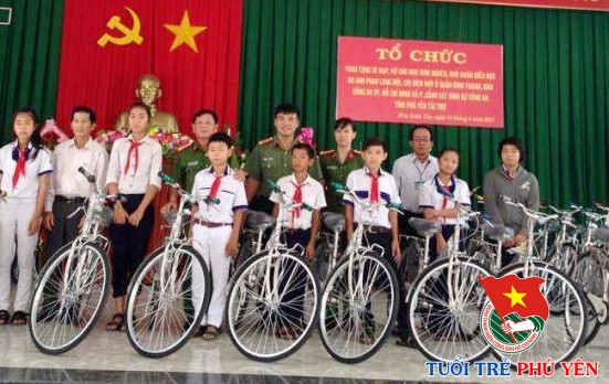 Tặng xe đạp cho các em học sinh nghèo, vượt khó học giỏi.