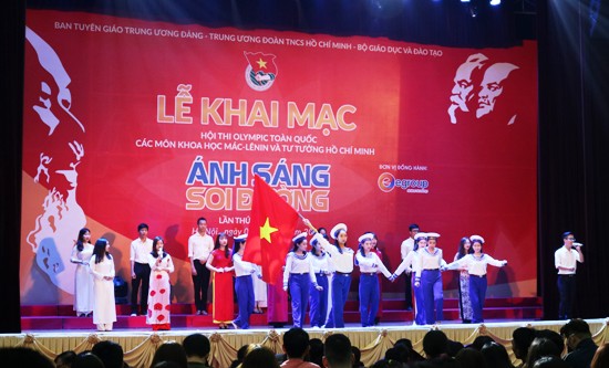 Sáng 5/3, Hội thi Olympic toàn quốc các môn khoa học Mác - Lênin và tư tưởng Hồ Chí Minh "Ánh sáng soi đường" lần thứ II - năm 2017 đã chính thức khai mạc tại Đại học Quốc gia Hà Nội.