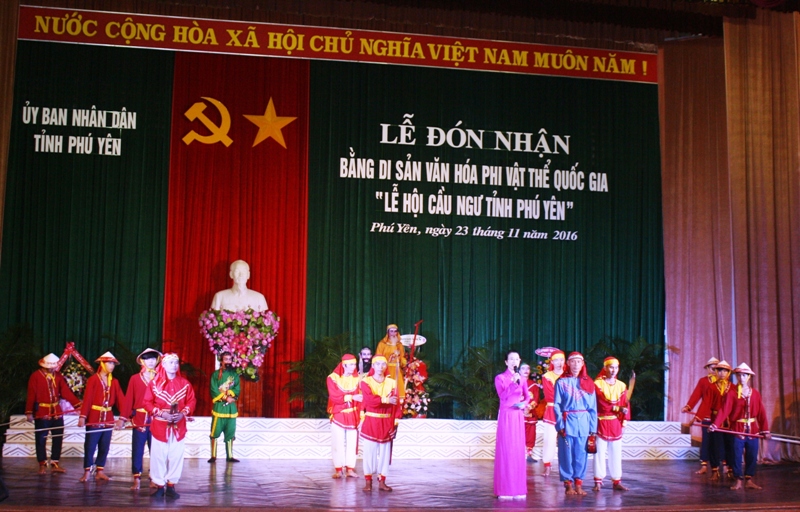 Phần biểu diễn của Đội hò bá trạo thôn Mỹ Quang, xã An Chấn, huyện Tuy An.