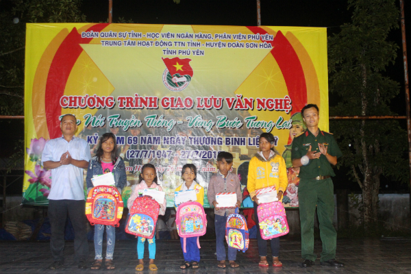 Trao quà cho các con em gia đình thương binh, liệt sĩ ở huyện Sơn Hòa.Tối ngày 27/7/2016, tại Đài tưởng niệm Liệt sĩ xã Hòa Thắng, Huyện Đoàn Phú Hòa phối hợp với Hội Cựu chiến binh huyện tổ chức Lễ thắp hương tri ân các anh hùng Liệt sĩ nhâ