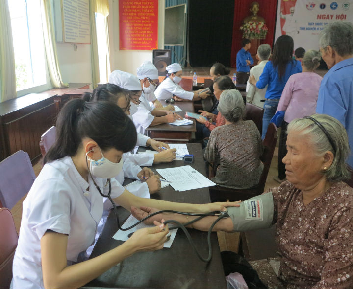 Đội ngũ y, bác sỹ trẻ của tỉnh Phú Yên tham gia khám bệnh cho bà con nhân dân huyện Đông Hòa