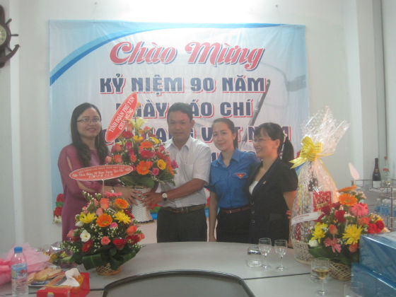 Đ/c Phan Xuân Hạnh - Phó Bí thư Tỉnh Đoàn tặng hoa chúc mừng lãnh đạo Báo Phú Yên