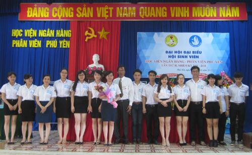 Lãnh đạo Đảng ủy Học viện chúc mừng Ban Chấp hành Hội Sinh viên Học viện Ngân hàng - Phân Viện Phú Yên khóa 2, nhiệm kỳ 2015 - 2018