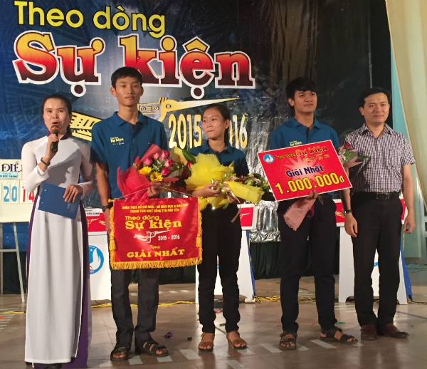Ban Tổ chứ trao giải vô địch cho đội Trường THPT Nguyễn Văn Linh - H. Đông Hòa.