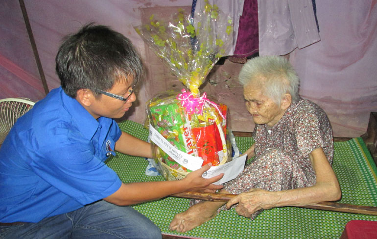 Bí thư Đoàn cơ sở Sở Y tế Phú Yên Trần Quang Hiệu thăm tặng quà cho một gia đình chính sách - Ảnh: Do nhân vật cung cấp
