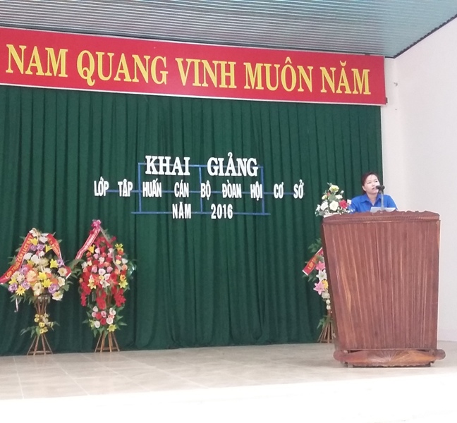 Lãnh đạo tỉnh và Tỉnh Đoàn trao giấy chứng nhận cho các học viên tham gia lớp tập huấ