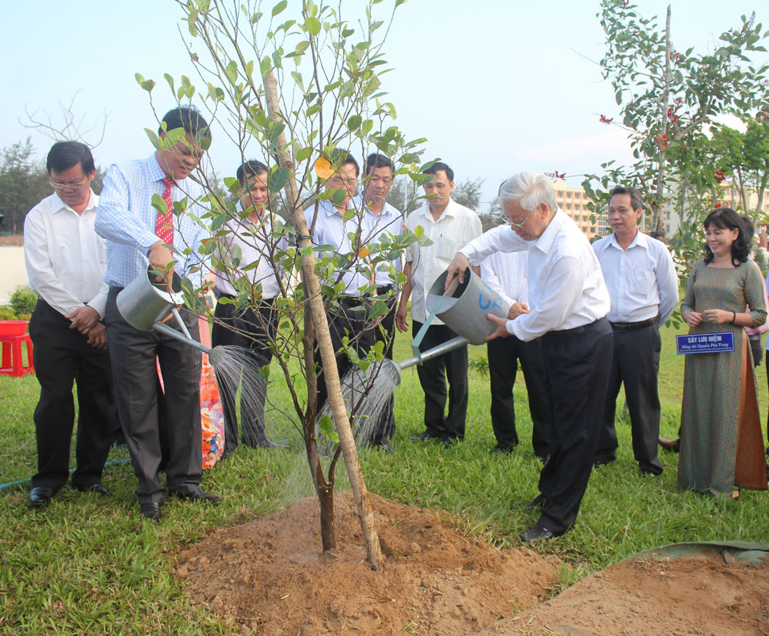 Tổng Bí thư Nguyễn Phú Trọng (phải) cùng Bí thư Tỉnh ủy, Chủ tịch HĐND tỉnh Huỳnh Tấn Việt (trái) trồng cây lưu niệm tại khuôn viên Văn phòng Tỉnh ủy trong chuyến thăm và làm việc tại Phú Yên năm 2016 - Ảnh: MINH KÝ