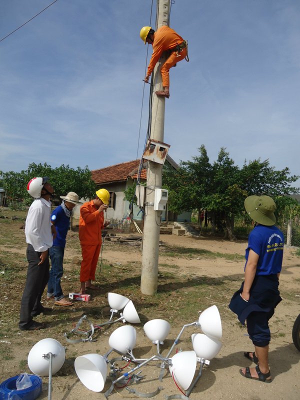 Đoàn viên, thanh niên Chi đoàn Trung tâm Huấn luyện và bồi dưỡng nghiệp vụ Công an Phú Yên và Xã đoàn An Phú trồng trụ điện thực hiện chương trình “Thắp sáng đường quê” tại thôn Chính Nghĩa và Xuân Dục, xã An Phú - Ảnh: T.HIẾU