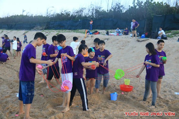 Các học viên tham gia trò chơi trên bãi biển TP. Tuy Hòa.
