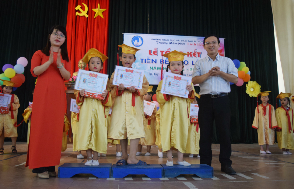 Lãnh đạo nhà trường và lãnh đạo Ban Thanh thiếu nhi trường học Tỉnh Đoàn trao quà, giấy khen cho các cháu.