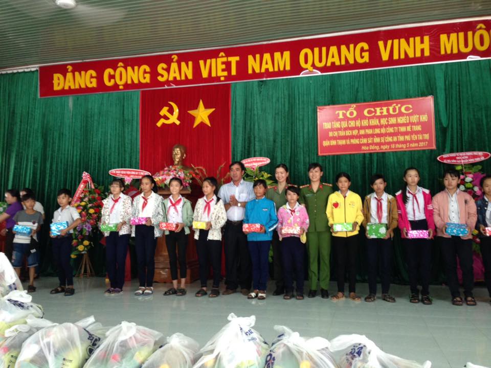 Tặng quà cho các em học sinh vượt khó học giỏi