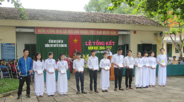 Đại diện Nhóm thiện nguyện Hoa Tâm trao quà cho các em học sinh trường THPT Nguyễn Thị Minh Khai.